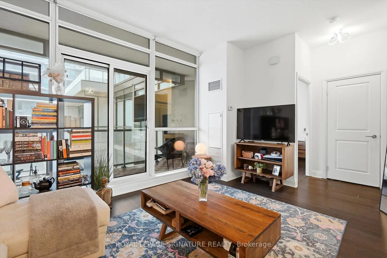 1185 The Queensway 527 photo 4