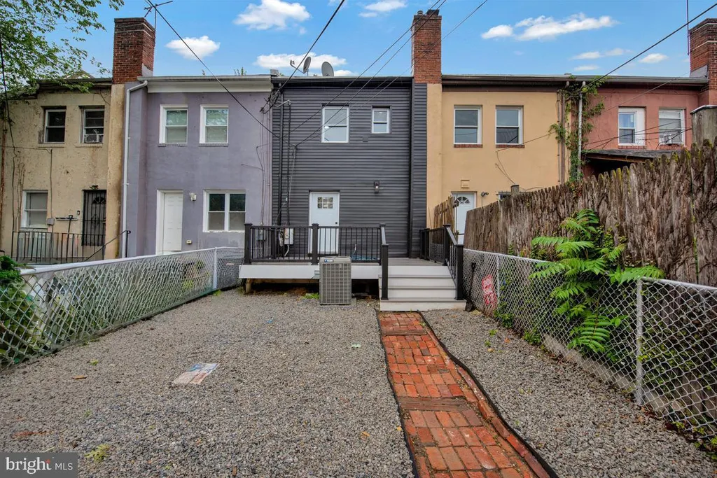305 34th Place NE, Washington, DC 20019
