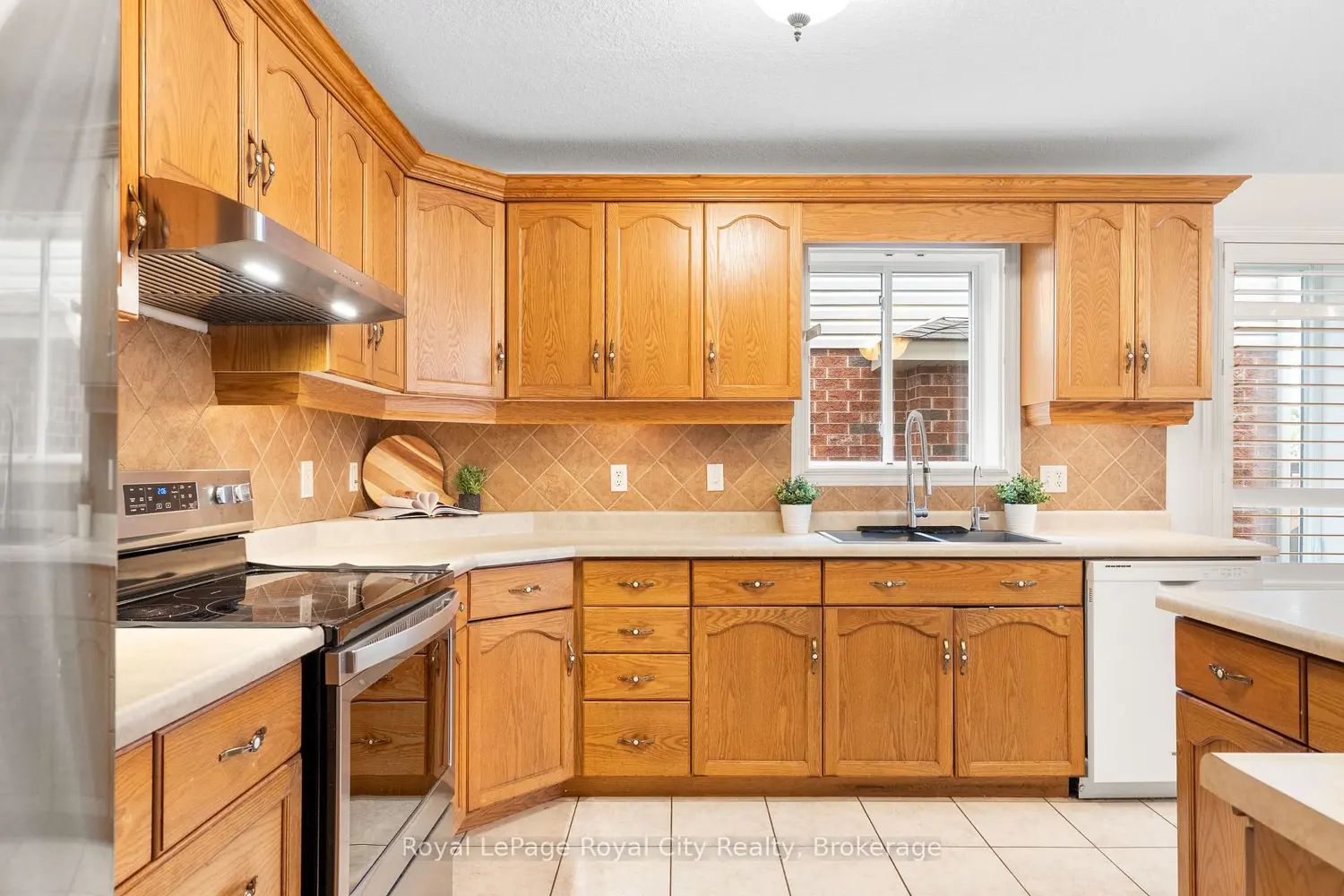 131 Swift Crescent photo 4
