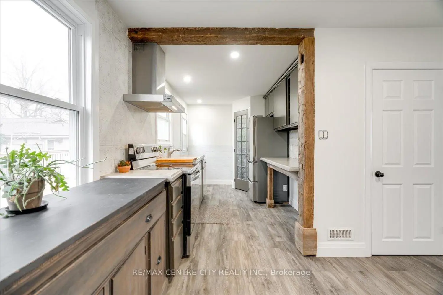 549 Victoria Street photo 3