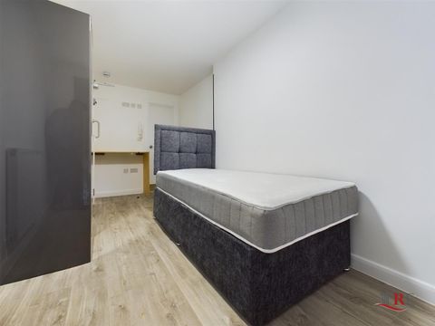 Mollison Way, Edgware HA8, Room to rent
