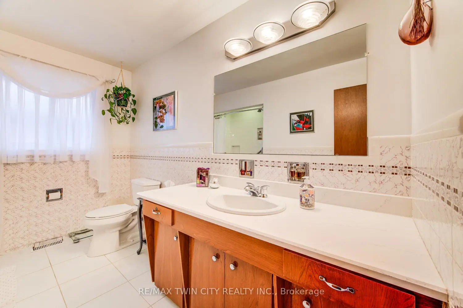 Additional image 9 of 18 Queenston Crescent