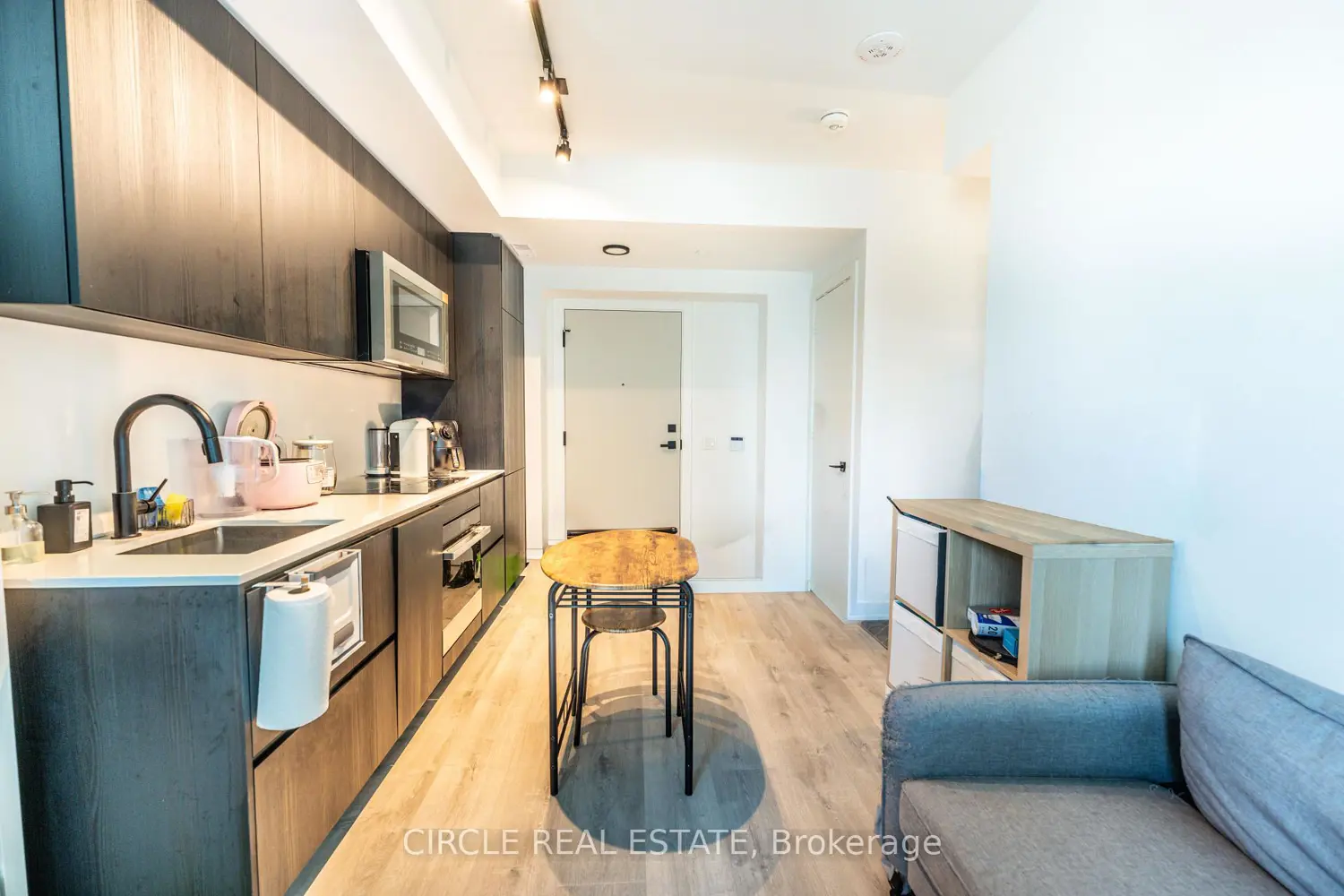 327 King Street 2705 photo 5
