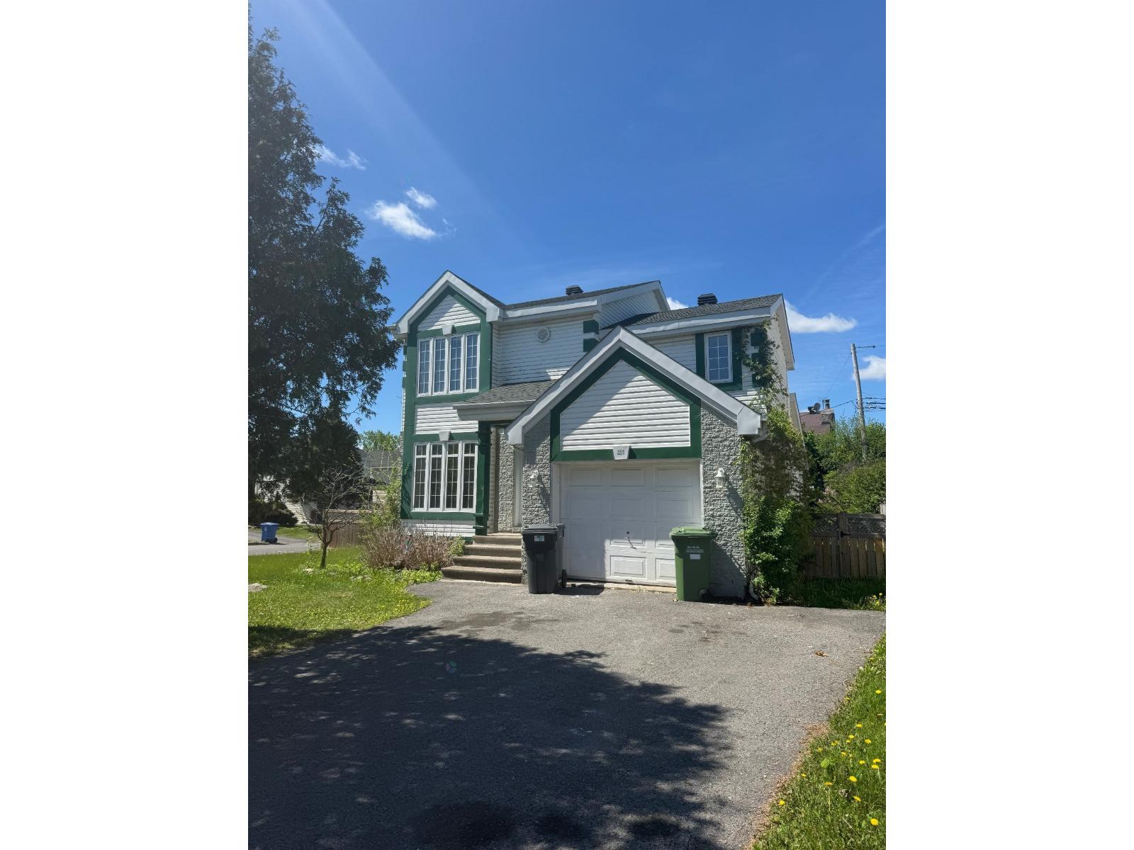 220 Av. Marsh