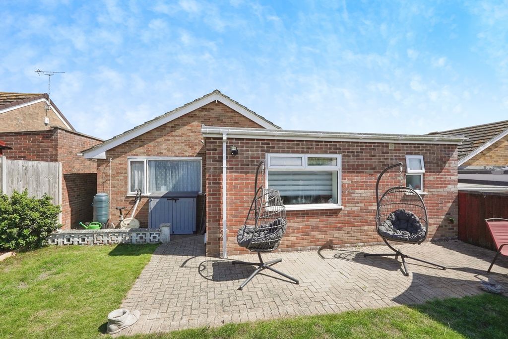 3 bed bungalow for saleDerwent Avenue, Ramsgate, Kent CT11 photo 2