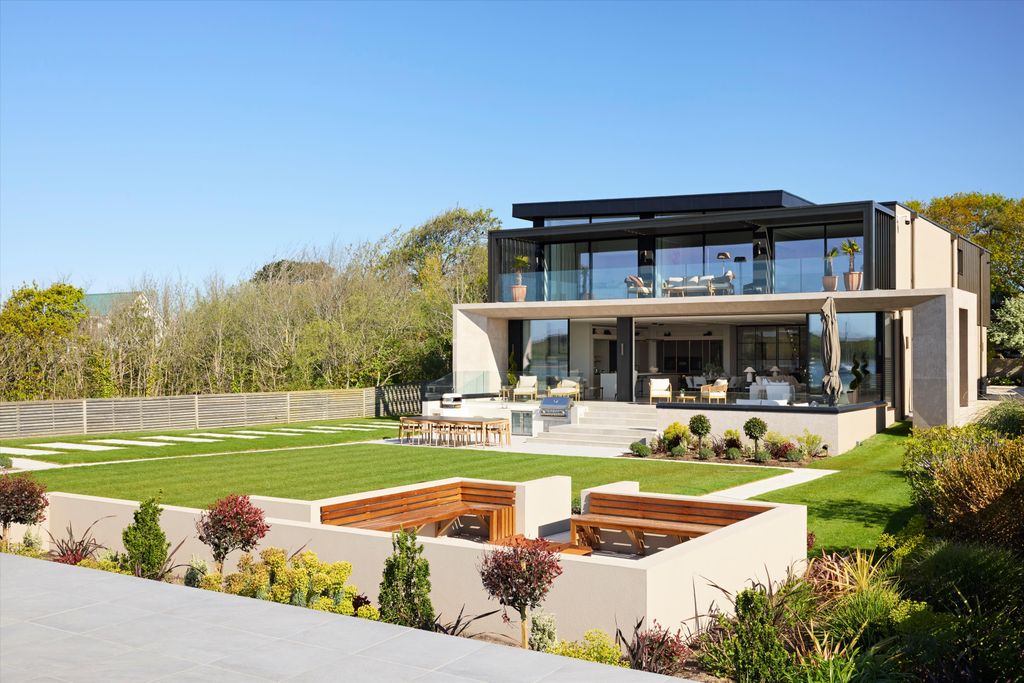 5 bed detached house for saleWaterside, Christchurch, Dorset BH23 photo 2