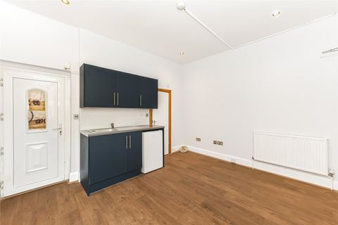 Etchingham Park Road, London N3, Studio to rent