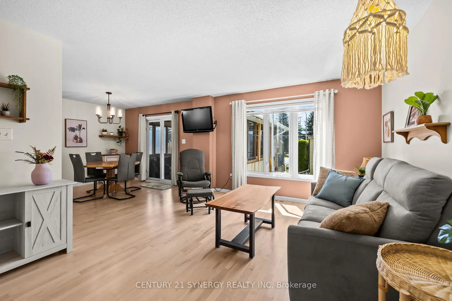 3315 Elie Crescent photo 5