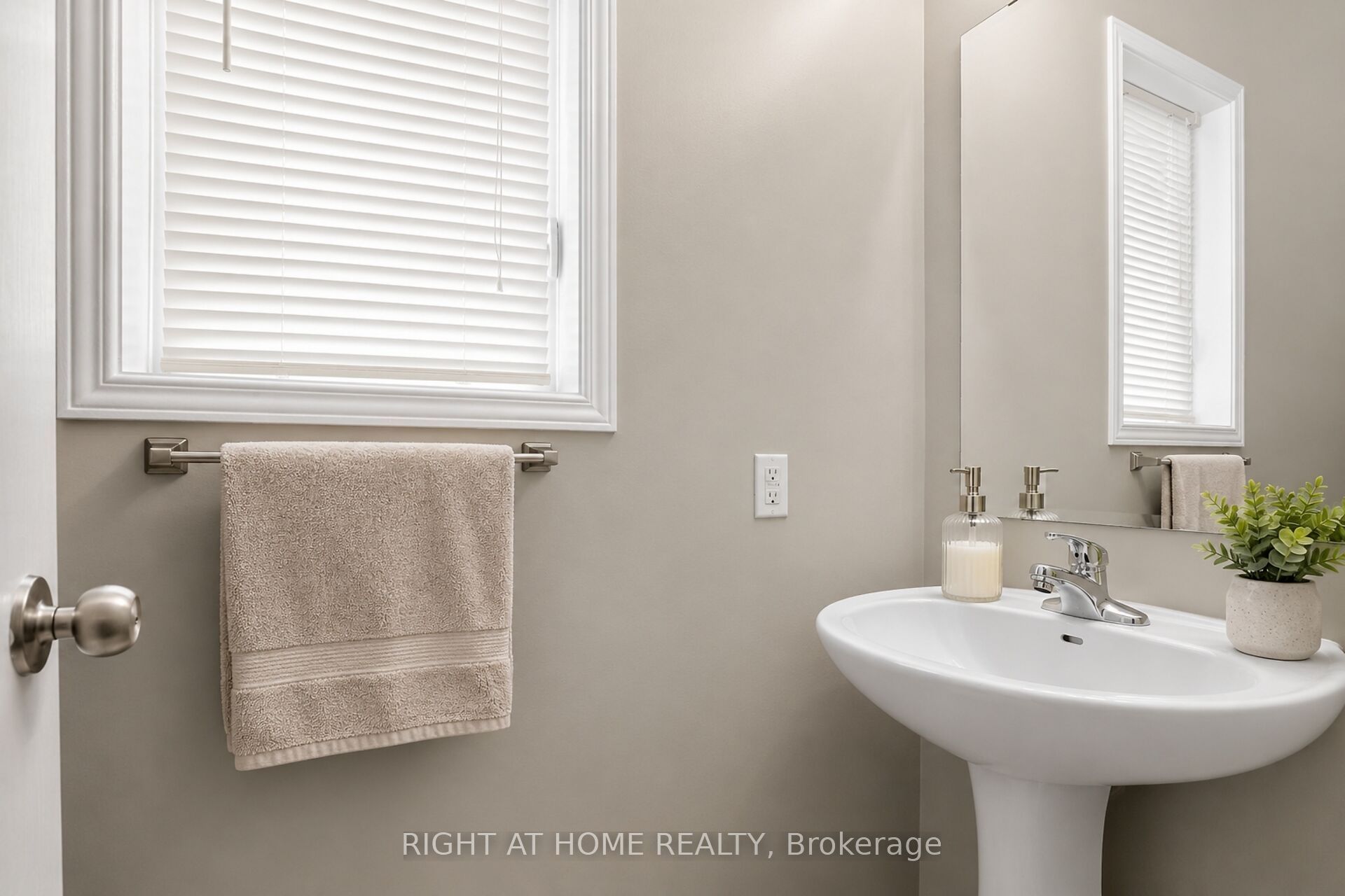 Additional image 4 of 207 Catamount Court, Ottawa, ON, K2M 0A8