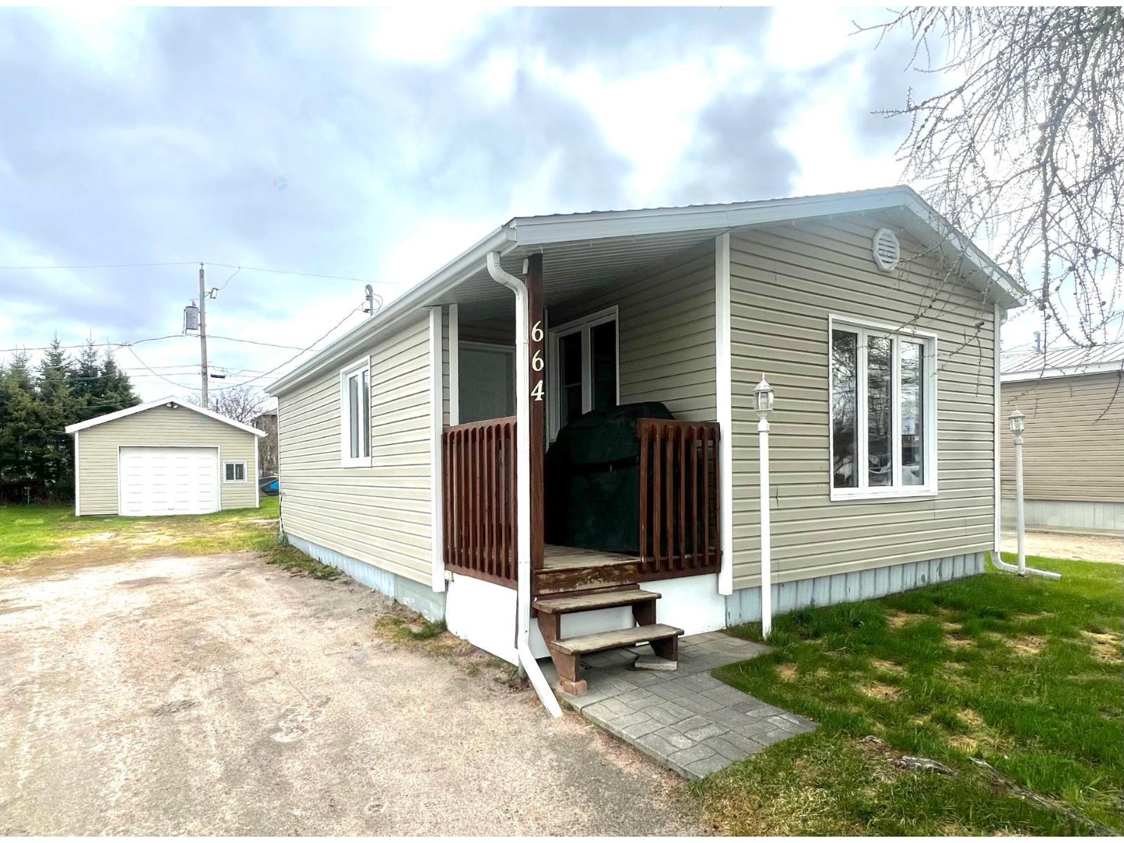 664 Rue Lapierre