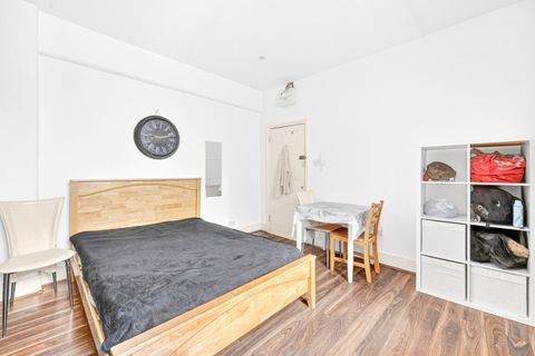 Commercial Road, Whitechapel E1, Studio to rent