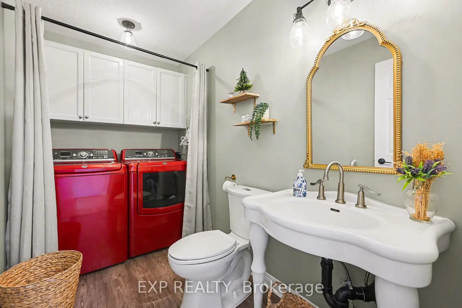 212 Jasper Crescent photo 2
