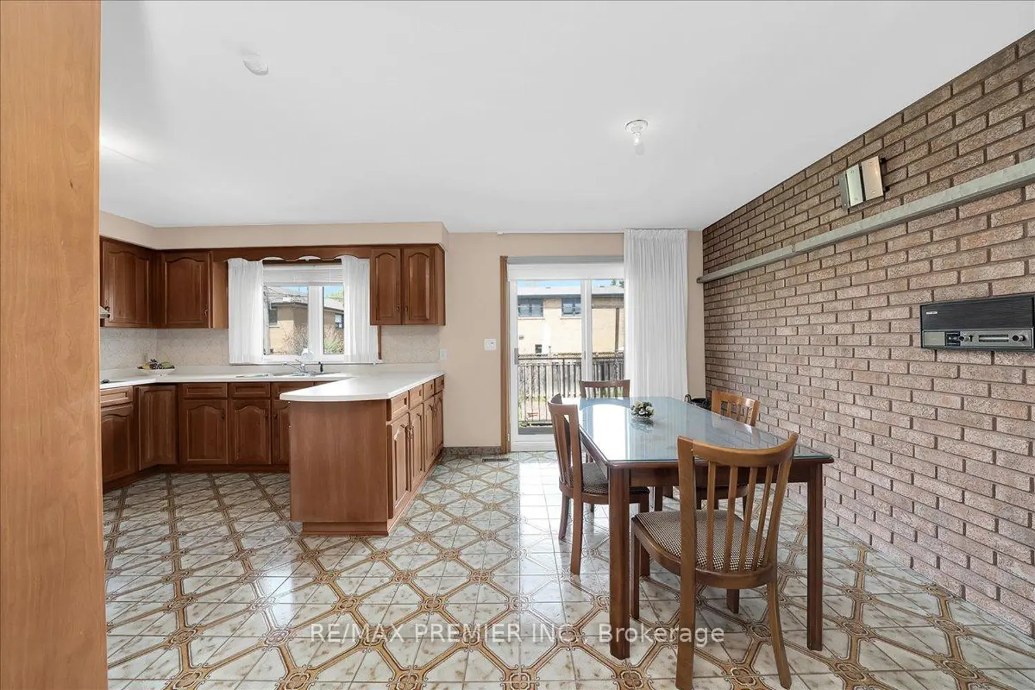 100 Hallsport Crescent photo 5