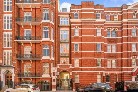 Romney Mews, London W1U