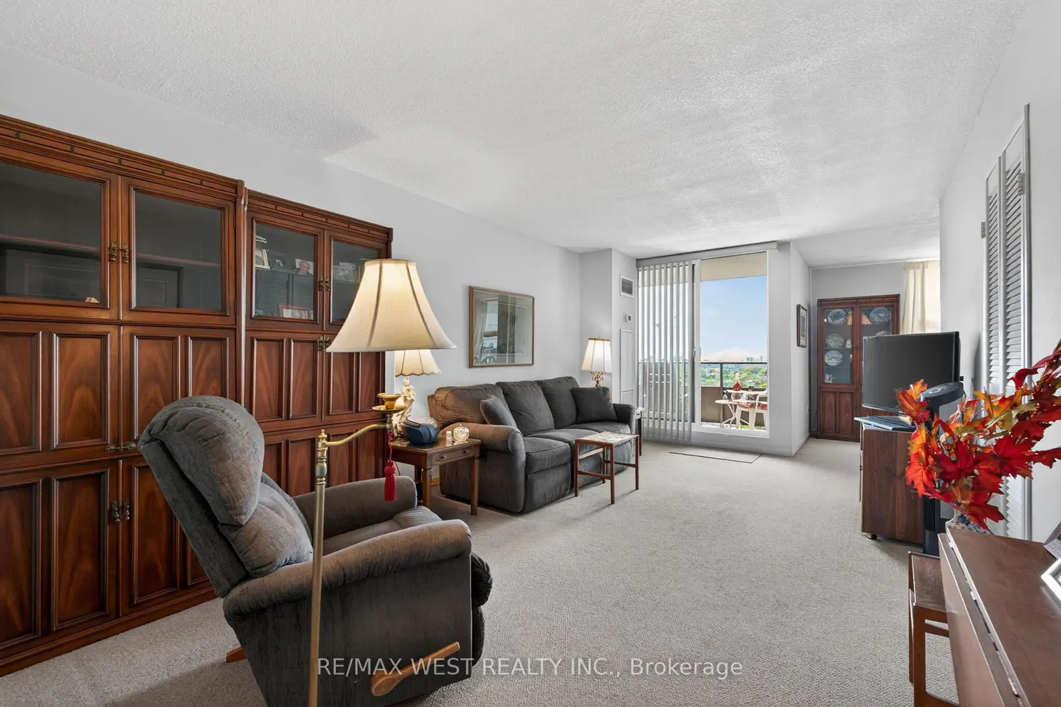 75 Emmett Avenue 1801 photo 3
