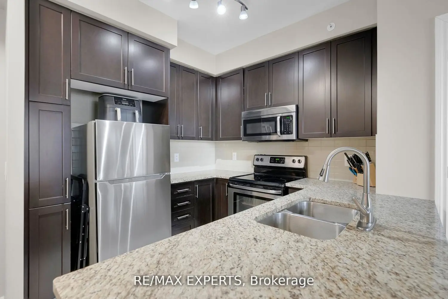 Additional image 3 of 9255 Jane Street 701