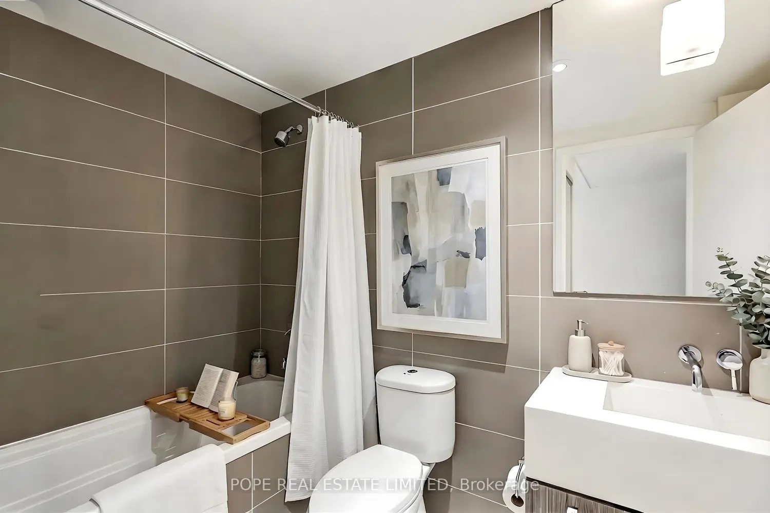 560 King Street 726 photo 2