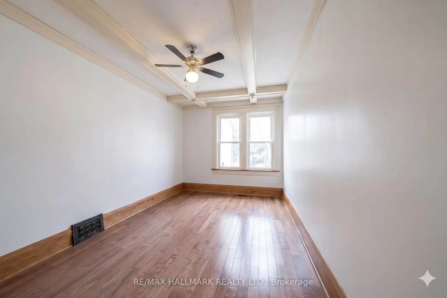 31 Gates Avenue photo 5