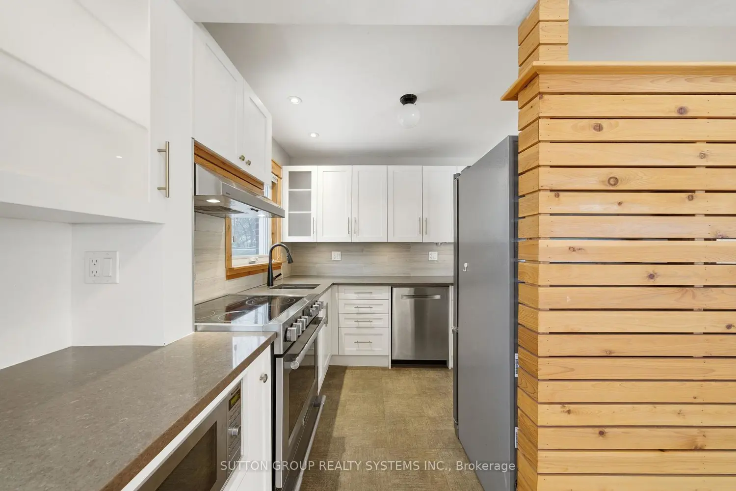 10 Willowhurst Crescent photo 5