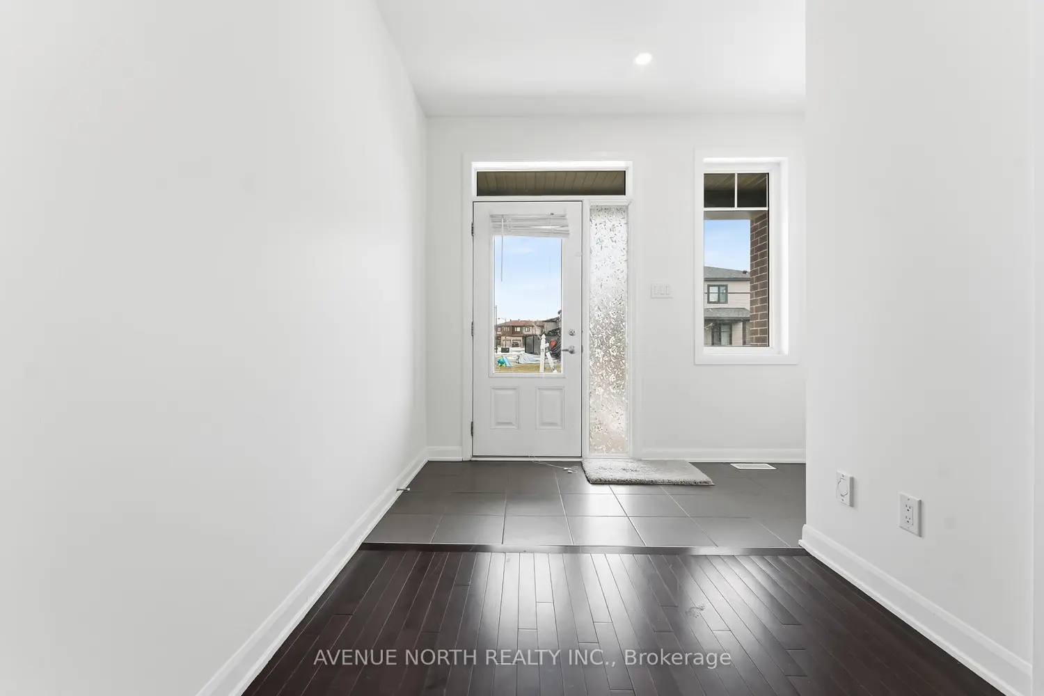 2082 Caltra Crescent photo 3