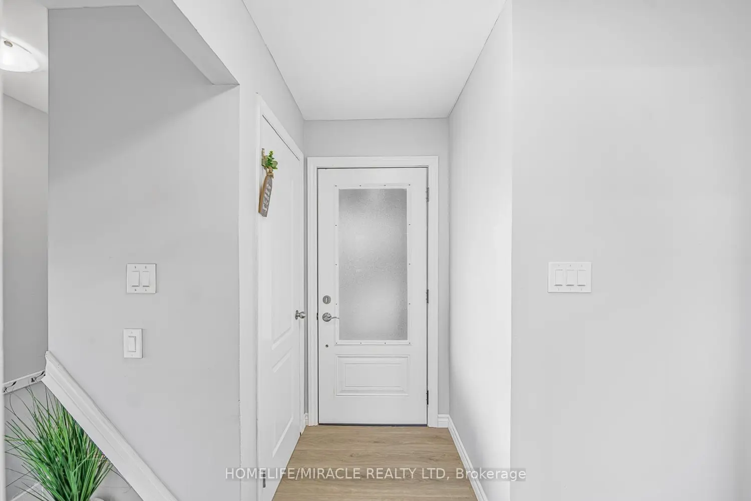 207 Baker Street photo 4