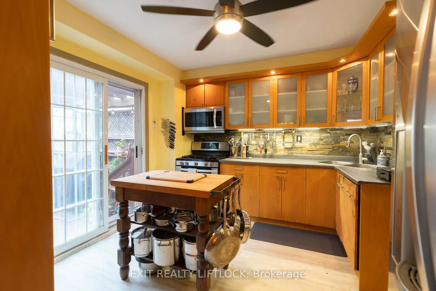 84 Hillhurst Crescent photo 3