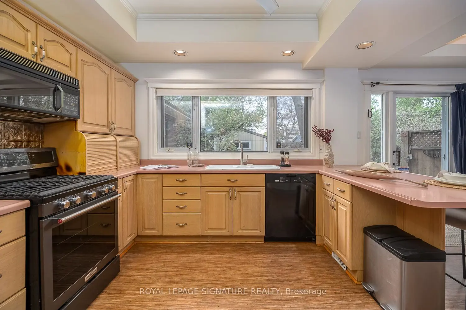 76 Highcroft Road photo 4