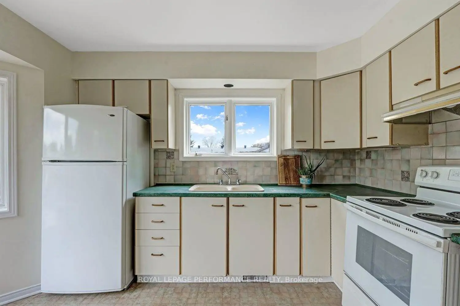 1587 Maxime Street photo 4