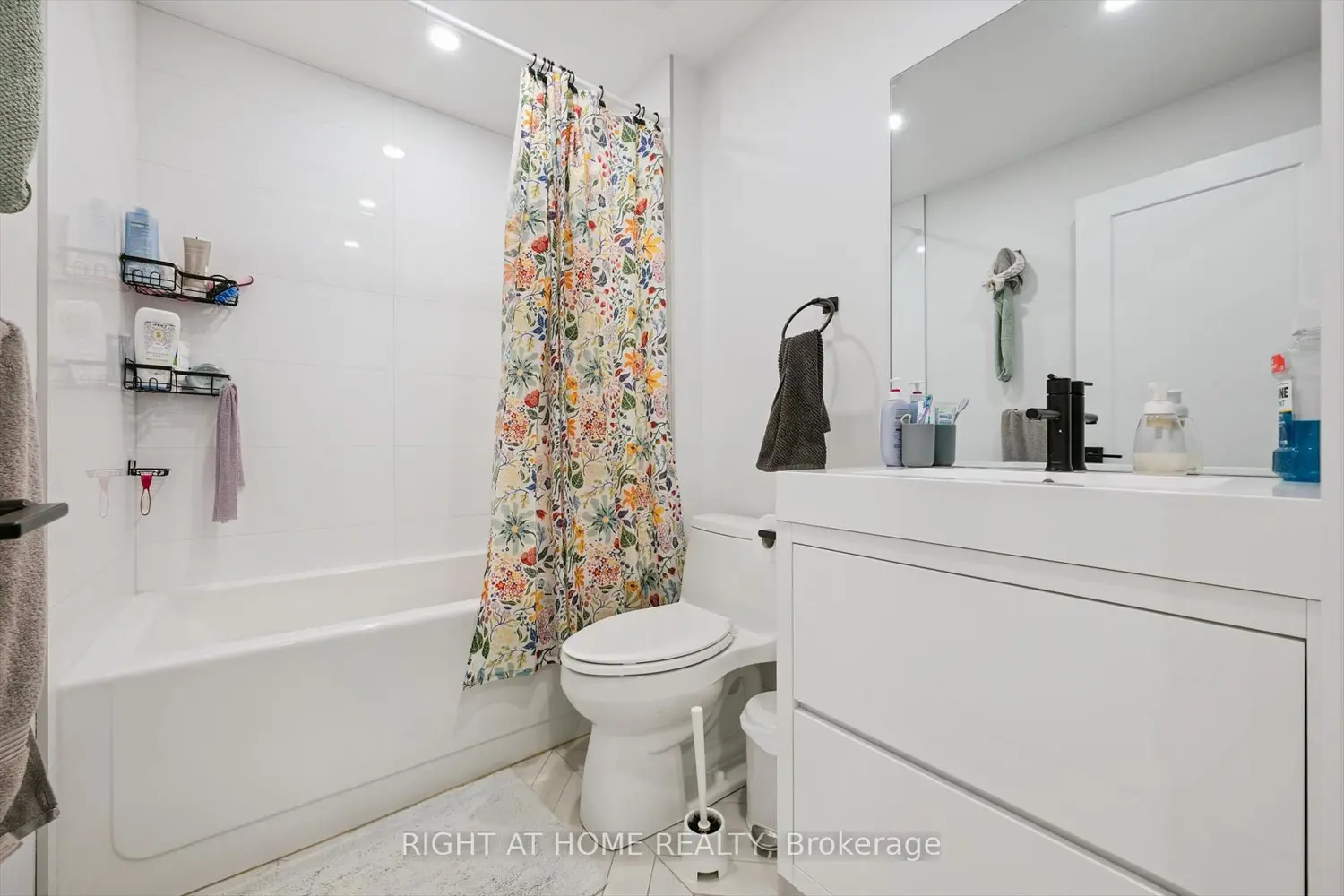 814 Coxwell Avenue photo 2