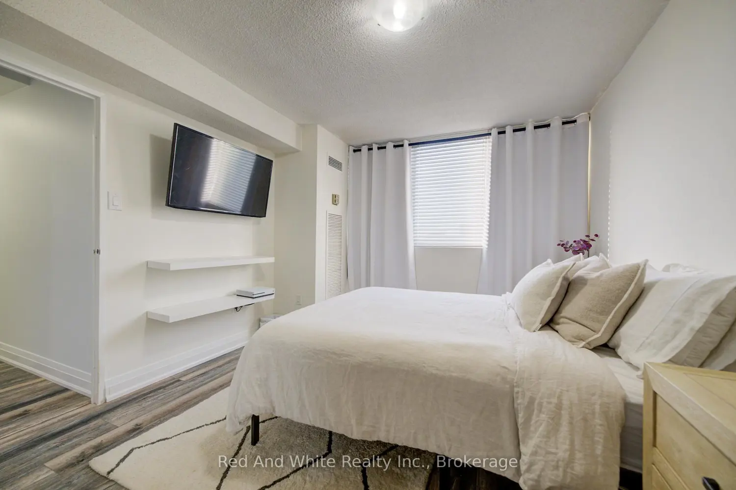 Additional image 12 of 3590 Kaneff Crescent 2013