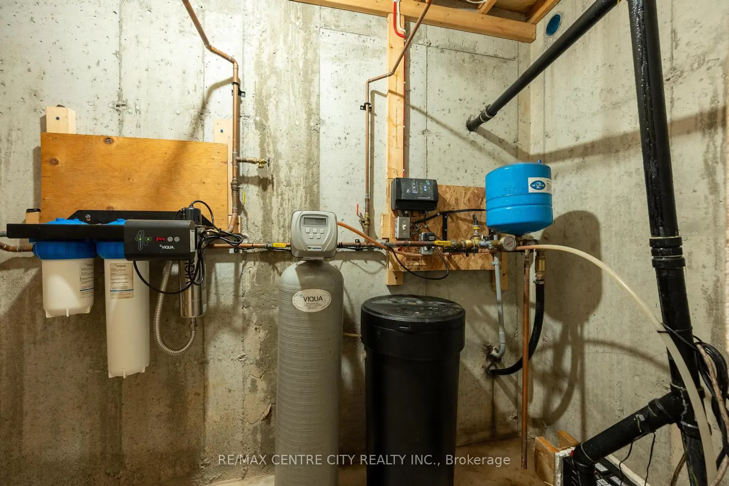 Additional image 9 of 2580 Dundas Street