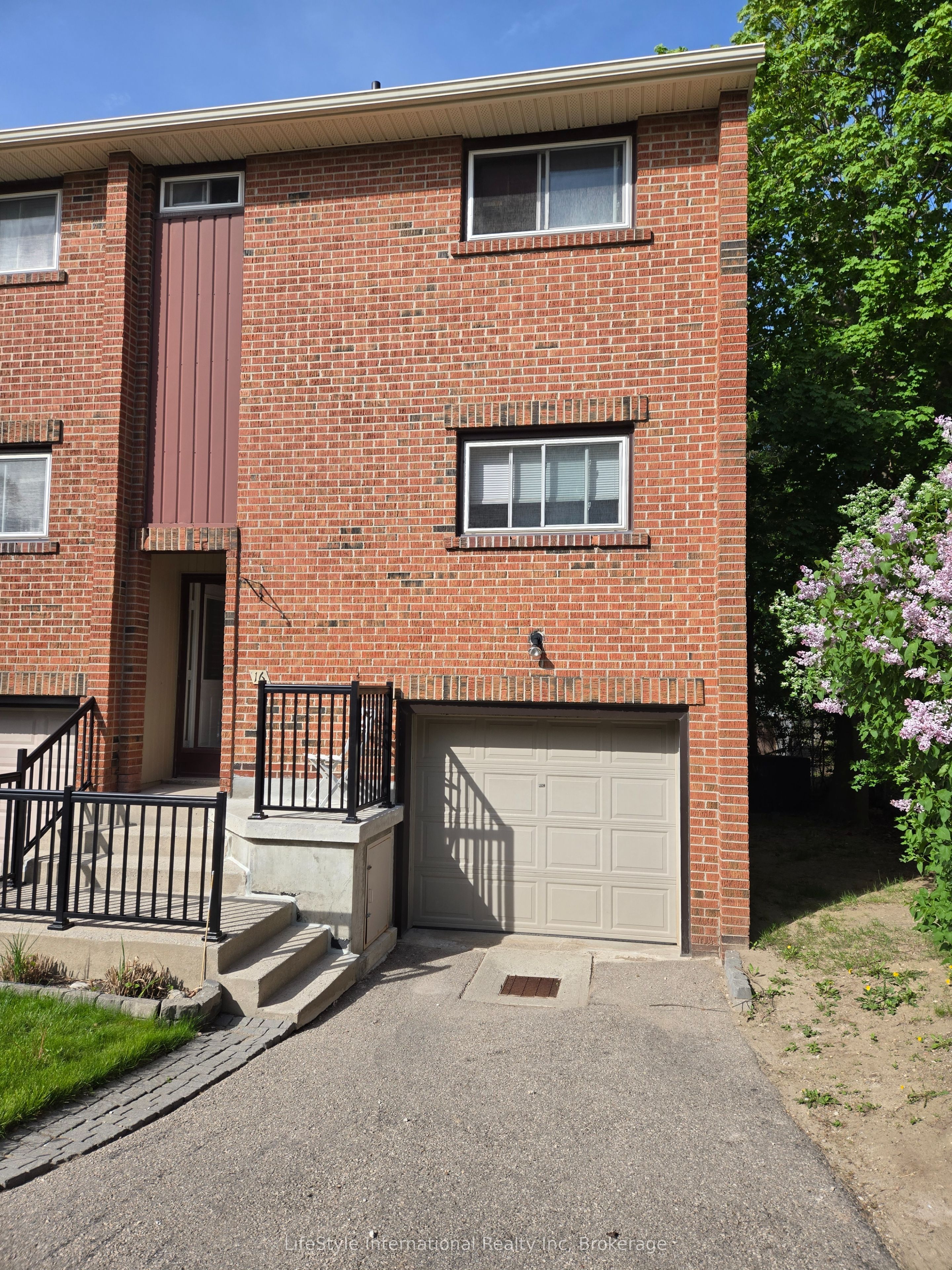 16-201 Silvercreek Parkway N, Guelph, ON, N1H 3T4