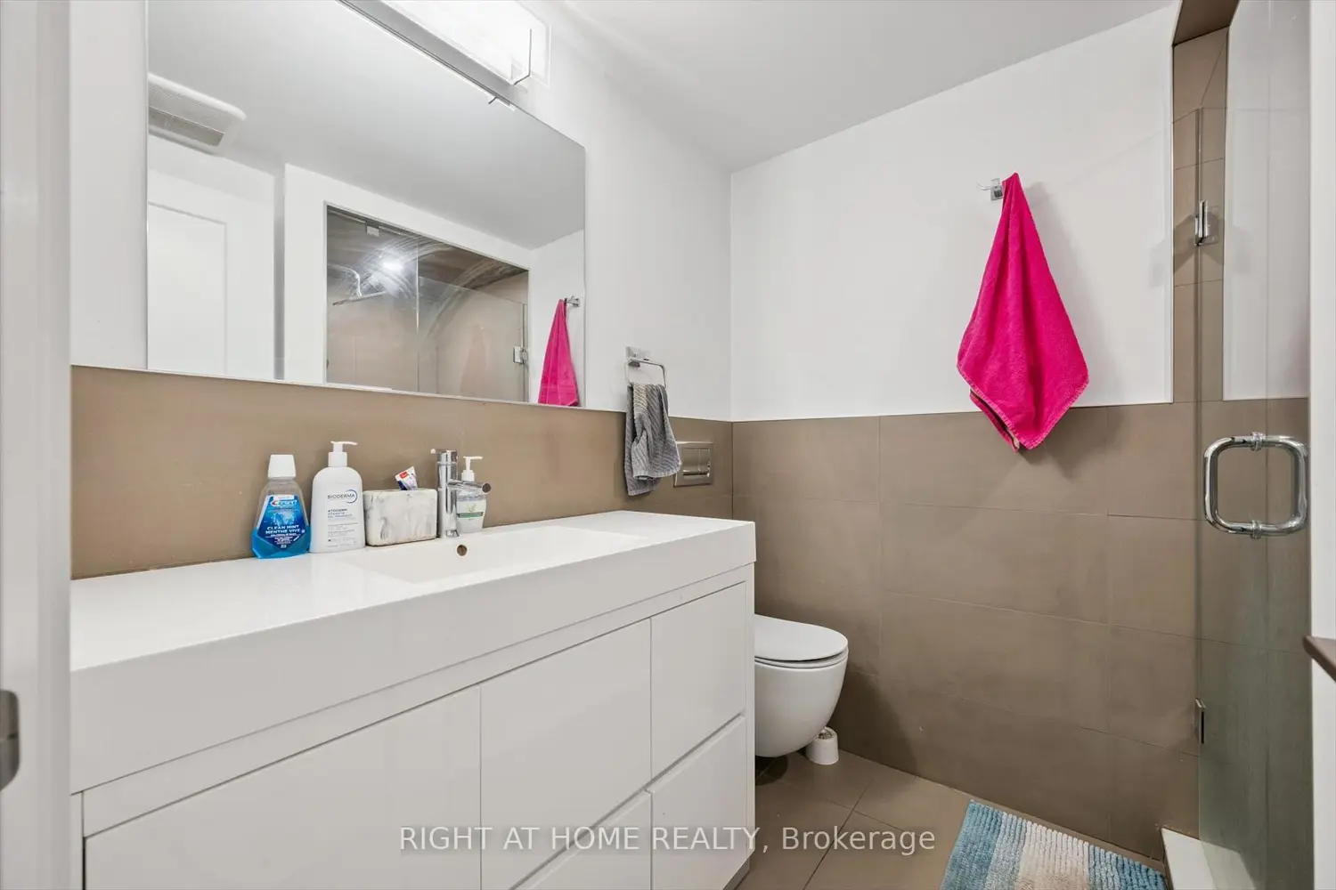 814 Coxwell Avenue photo 4