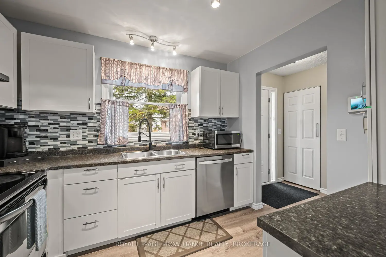 Additional image 3 of 884 Larchwood Crescent