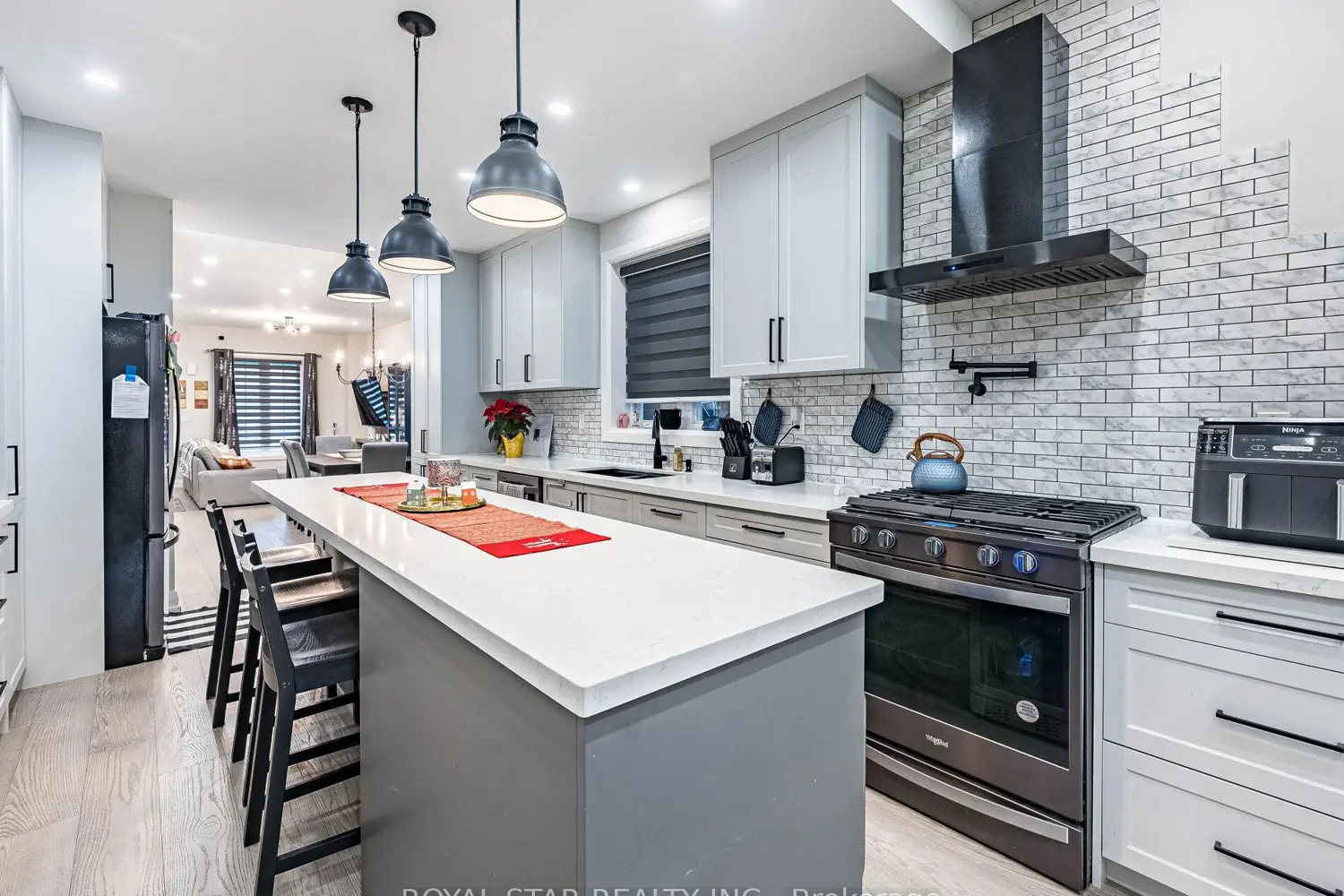 74 Montrose Avenue photo 5