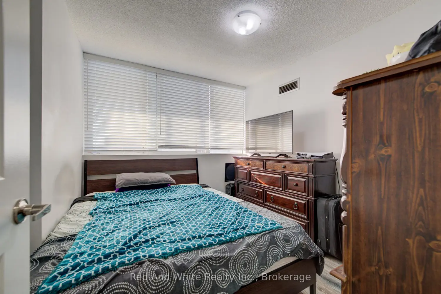 Additional image 10 of 3590 Kaneff Crescent 2013