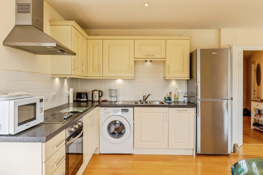 2 bed flat for saleLockside, Portishead, Bristol, Somerset BS20 photo 3