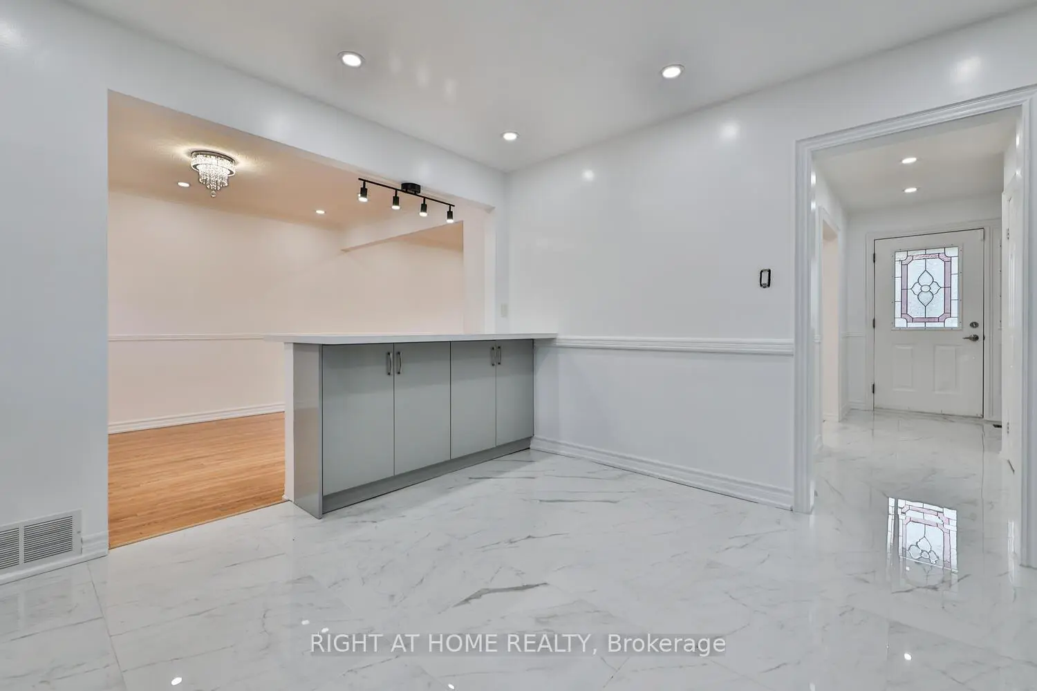 9 Allister Avenue photo 3