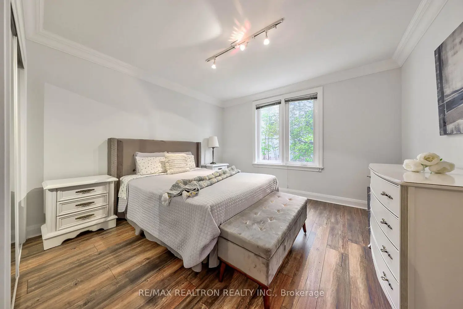 1336 Avenue Road photo 5