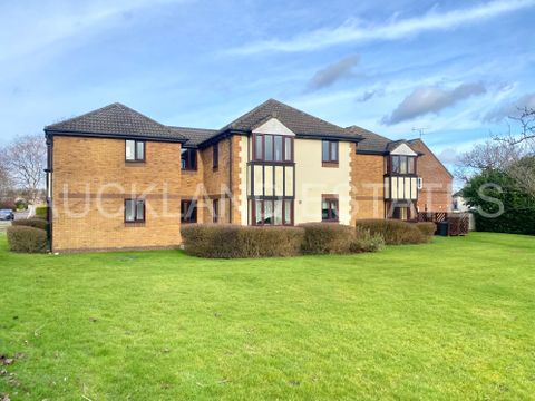 Laurel Fields, Potters Bar EN6, Studio to rent