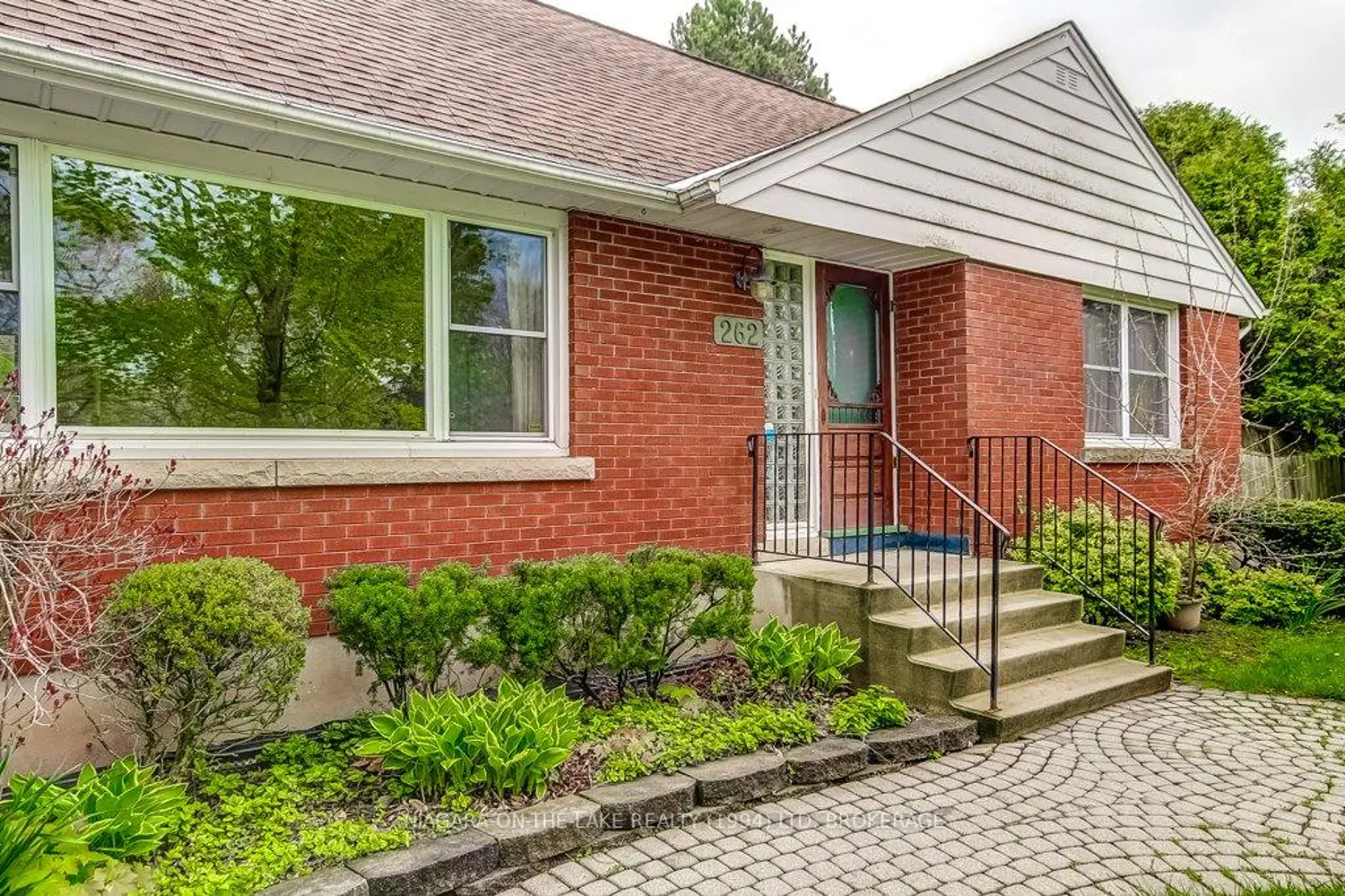262 Simcoe Street photo 3