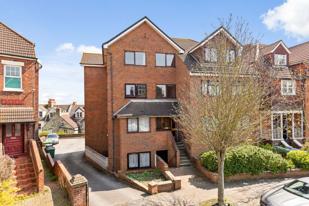 2 bed flat for saleWiltie Gardens, Folkestone, Kent CT19