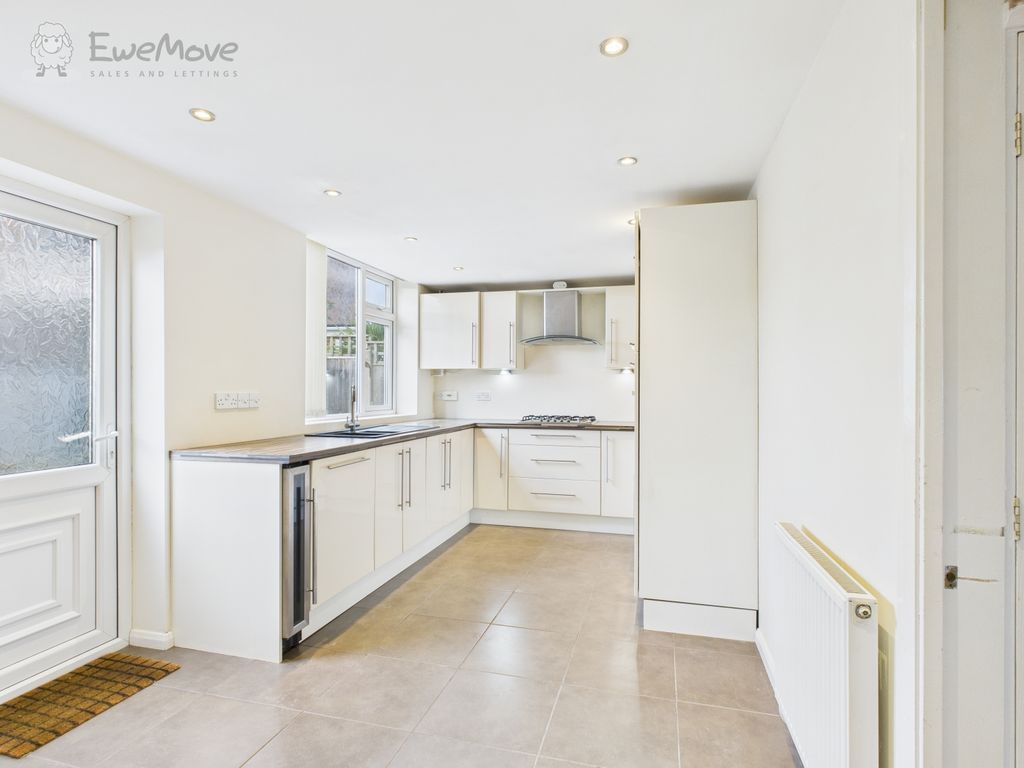 3 bed detached house for saleHarcourt Crescent, Nuthall, Nottingham, Nottinghamshire NG16 photo 3