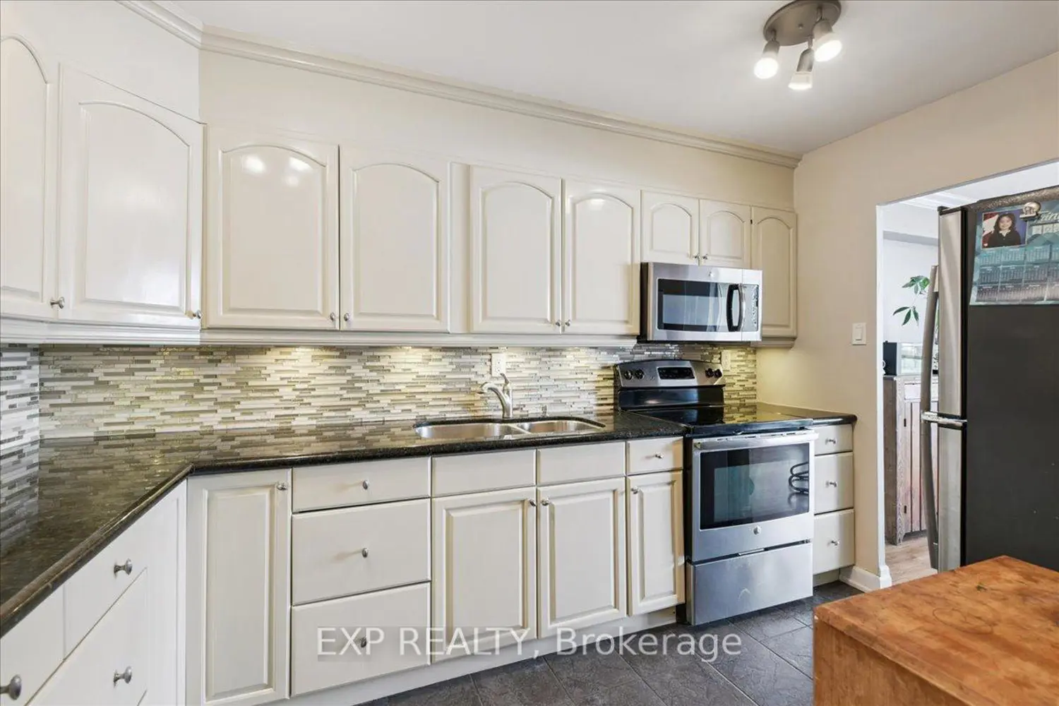 44 Longbourne Drive 412 photo 2