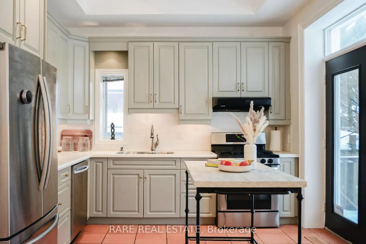 33 Red Deer Avenue photo 5