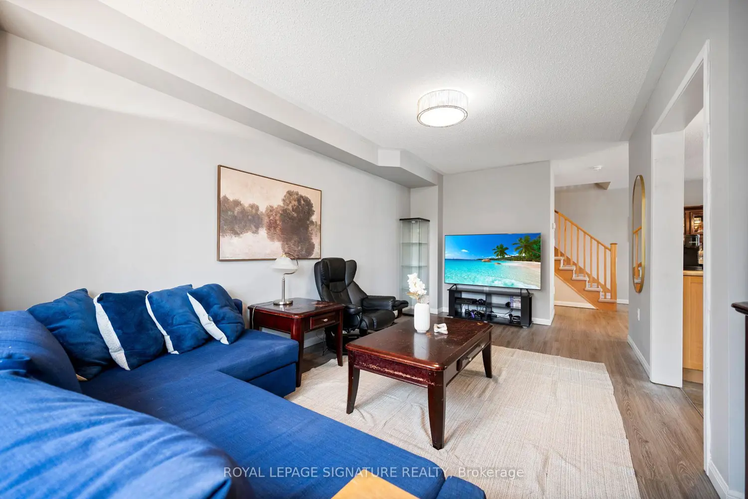 910 Deverell Place photo 2