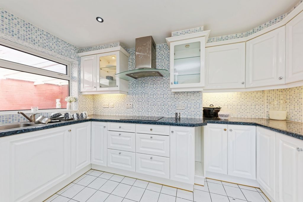 2 bed bungalow for saleConiston Avenue, Ramsgate, Kent CT11 photo 3