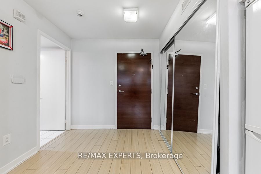 Additional image 4 of 226-10 Capreol Court, Toronto, ON, M5V 4B3