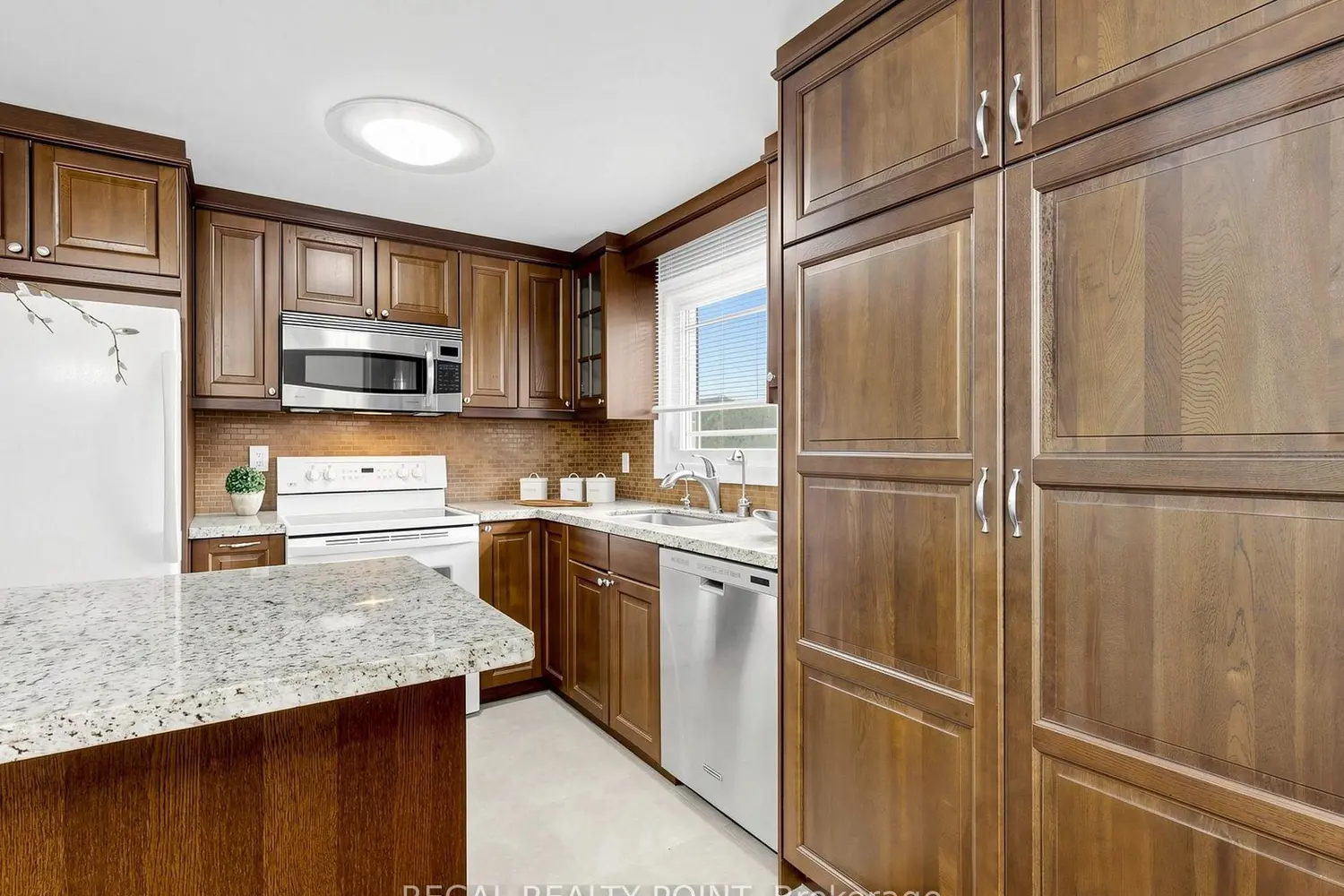 116 Loganberry Crescent photo 4