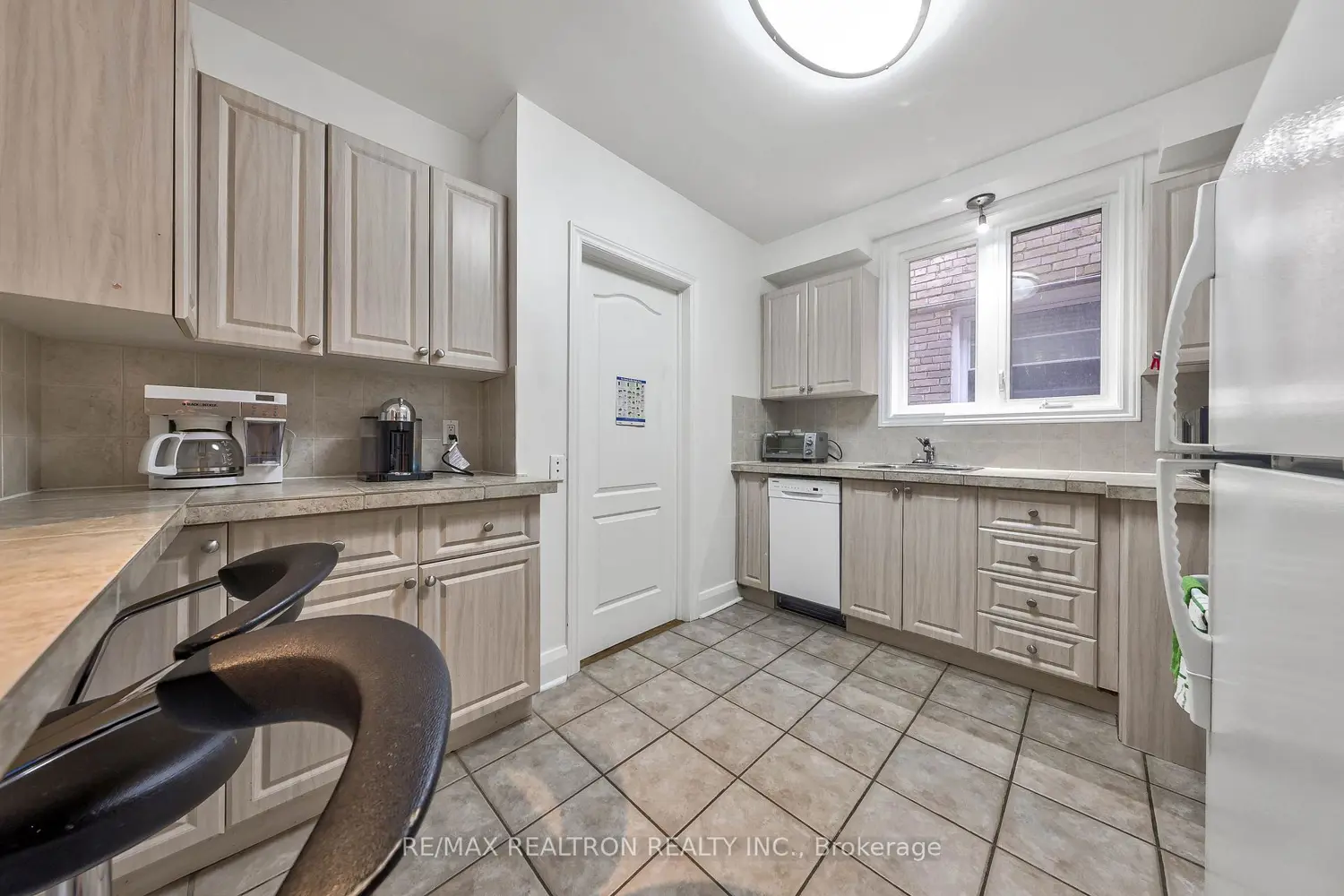 1336 Avenue Road photo 4